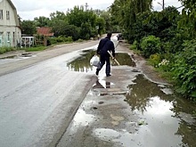 В Пензе жители улицы Токарной пожаловались на утонувший в грязи тротуар