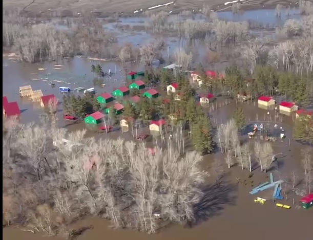Денис Паслер проконтролировал паводок в Оренбуржье с воздуха