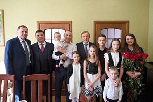 Мурат Кумпилов посетил многодетную семью в Майкопе