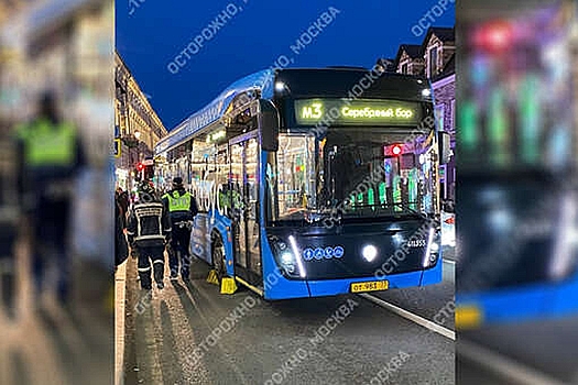 В центре Москвы пешеход попал под электробус