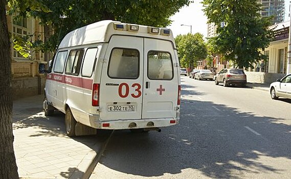 В ДТП в Сочи пострадала молодая семья, врезавшись в поливальную машину. Видео