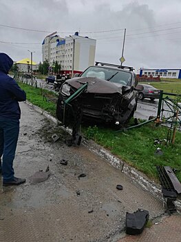 На оживлённом перекрёстке в Ноябрьске столкнулись две иномарки. ФОТО