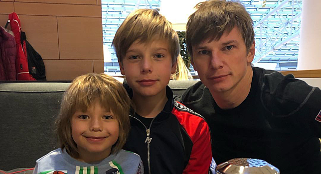 Вместе с папой: Андрей Аршавин посетил жеребьевку Евро-2020 с младшим сыном