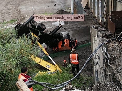 С Коммунального моста в Томске упал автокран