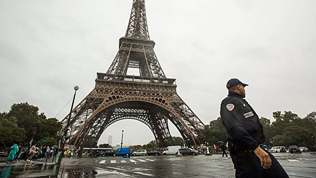 Эйфелеву башню закрыли из-за туриста