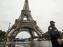 Эйфелеву башню закрыли из-за туриста