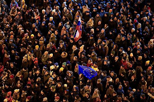 Десятки тысяч человек вышли на антиправительственные митинги в Словакии