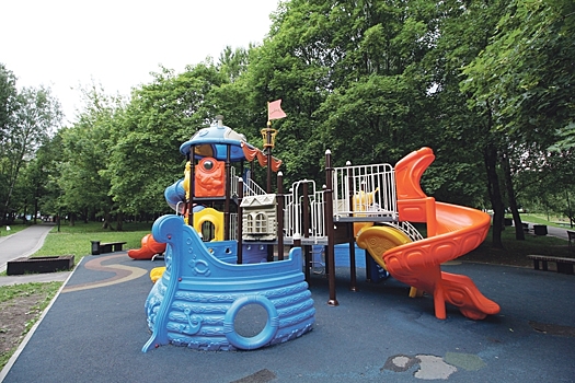 В Теплом Стане обновили детские площадки