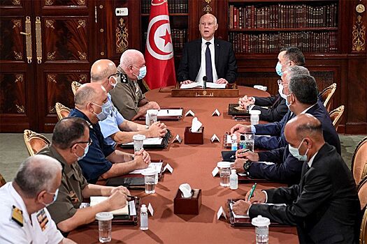 Президент Туниса объявил о введении  комендантского часа в стране