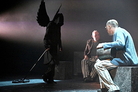 Театр "Модерн" представил спектакль "Цветы нам не нужны"