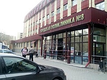 В Тюмени иномарка влетела в здание поликлиники