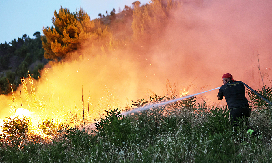 Природный пожар, возникший из-за высоких температур, Сицилия,  Италия