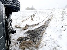 Автобус с пассажирами перевернулся на шоссе в Латвии