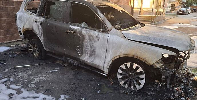 В Шахтах полиция ищет подозреваемого в поджоге дорогого внедорожника