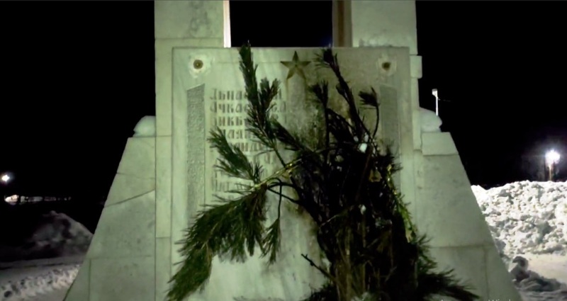 В Оренбургской области вандалы подожгли венок и повредили мемориал