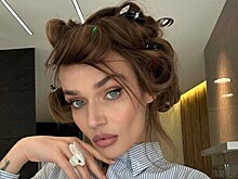 Алена Водонаева взволновала фанатов образом с глубоким декольте