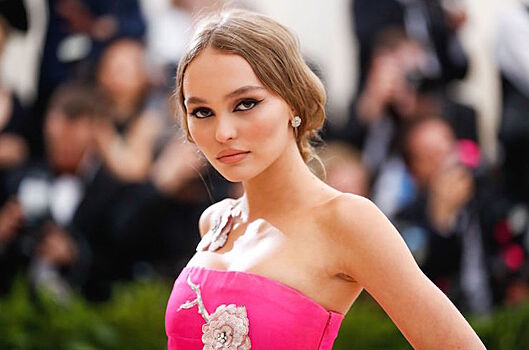 Лили-Роуз Депп поужинала в Западном Голливуде в джинсах-бойфрендах и топе