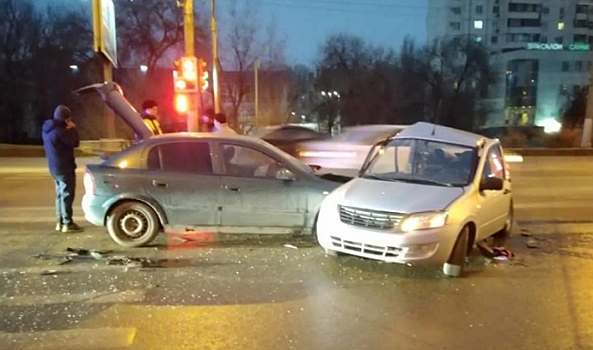 Момент крупного ДТП в Ворошиловском районе Волгограда попал на видео