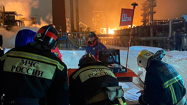 Более 120 спасателей тушат пожар на заводе в Уфе