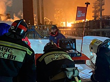Более 120 спасателей тушат пожар на заводе в Уфе