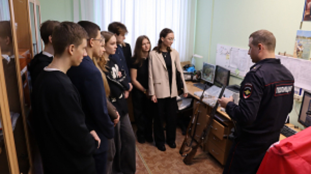 «Студенческий десант» побывал в кировском Экспертно-криминалистическом центре УМВД