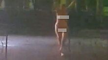Видео с голой девушкой, прошедшей по улице в Томске, взорвало Сеть