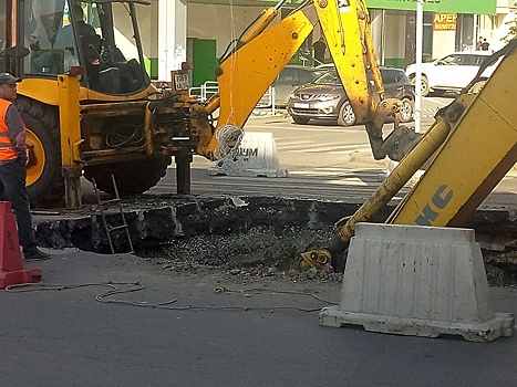 Пригнали тяжёлую технику и всё разворотили: провал в центре Челябинска пообещали заделать в четверг