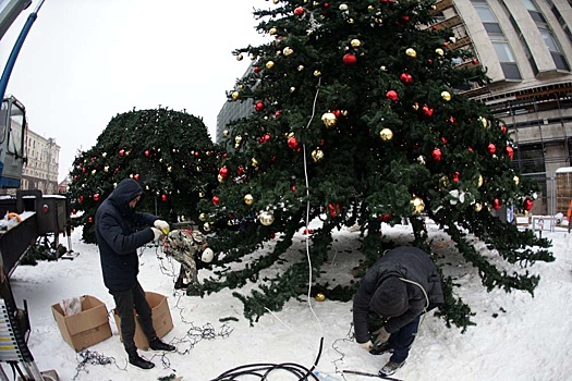 Москвичи борются с последствиями снегопадов и одновременно украшают город