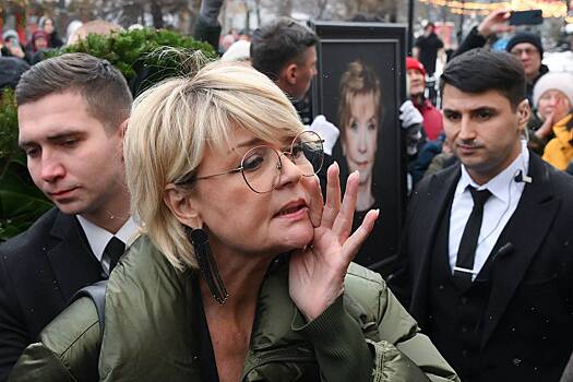 «Она мечтала так уйти». Веру Алентову похоронили на Новодевичьем кладбище Москвы. Что рассказала на прощании ее дочь?