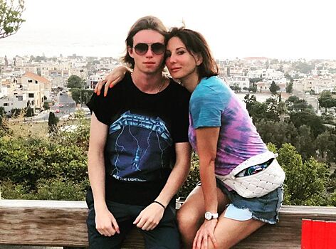 Алика Смехова вместе с 19-летним сыном отдыхает на Кипре