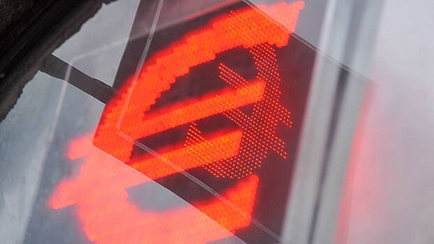 Эксперт объяснил, почему стоит повременить с обменом евро на рубли