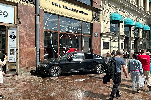 В Петербурге машина влетела в здание книжного магазина