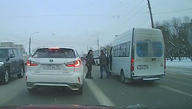 Таксист и водитель маршрутки устроили драку посреди дороги в Омске