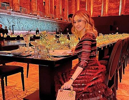 Изысканно: Рудковская в шифоновой юбке омбре и приталенном жакете посетила светский ужин