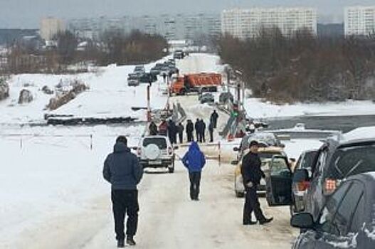 Очевидцы опубликовали фото, как понтонный мост Воронежа сдвинулся со льдом