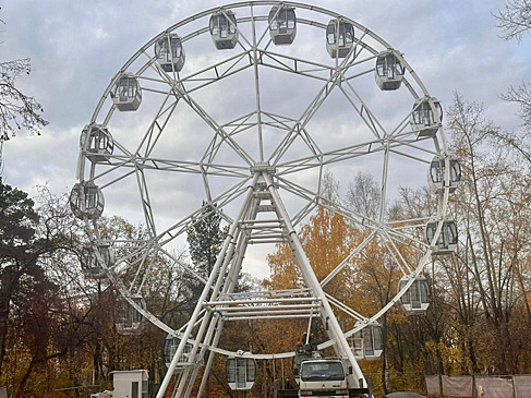 В Екатеринбурге в Летнем парке «Уралмаш» установили колесо обозрения