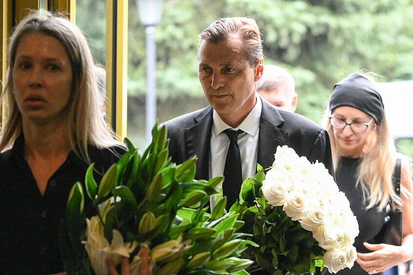 Бывший главный тренер ЦСКА Сергей Федоров на церемонии прощания с председателем Верховного суда РФ Ириной Подносовой в траурном зале ЦКБ Управления делами президента РФ в Москве, 24 июля 2025 года