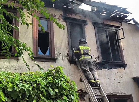 В Благовещенске горел 2-этажный заброшенный дом на ул. Горького