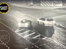 Нападение водителя авто на сотрудника ДПС в центре Москвы попало на видео
