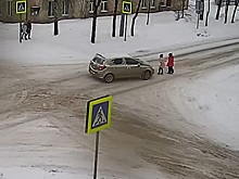 Машина сбила детей на пешеходном переходе в Карелии. Видео
