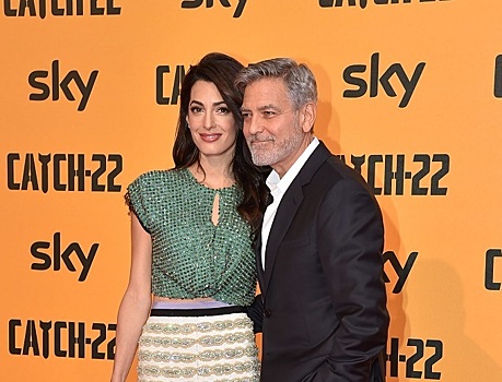 Образ дня: Амаль Клуни в усыпанных пайетками мини-юбке и топе и в объятиях мужа-красавца на премьере в Риме