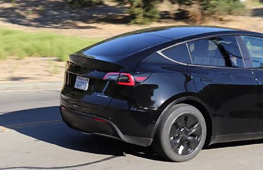 Опубликованы первые снимки нового внедорожника от Tesla