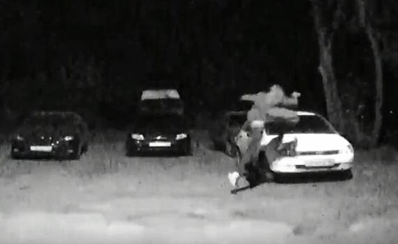 В Саратове хулиганы устроили забег по припаркованным авто
