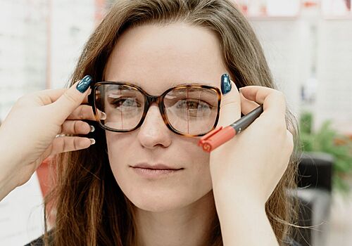 Ученые выяснили, помогают ли компьютерные очки сохранить зрение