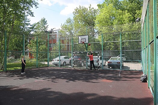 Коммунальщики привели в порядок спортплощадку на Короленко