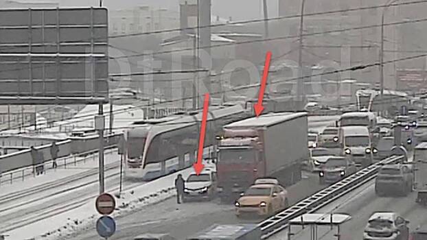 Движение на шоссе Энтузиастов затруднено из-за ДТП с участием грузовика