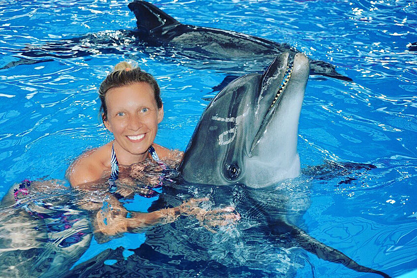 Официальный представитель МИД России Мария Захарова с дельфином в Сочи-парке, 2019 год