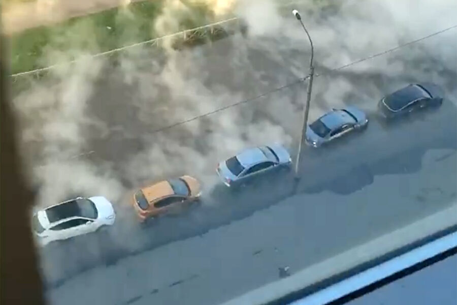 В Санкт-Петербурге машины затопило кипятком из-за прорыва трубы