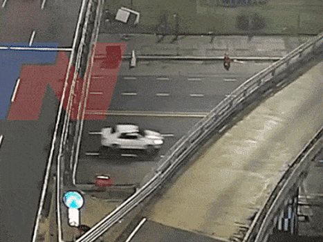 Аргентинец вылетел с эстакады на скорости 180 км/ч и выжил