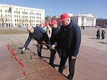 "Коммунисты России» возложили цветы к памятнику Ленину